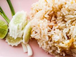 stekt ris med ägg foto