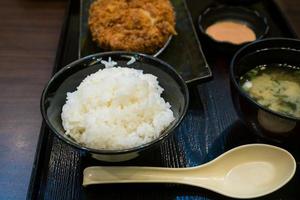 stekt fläsk och japansk ris i bentosatsen foto