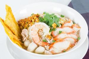 kombination nudlar innehåller många thailändska livsmedel