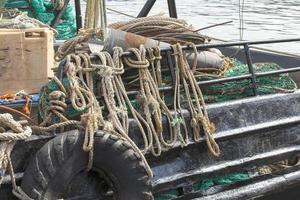 nät och linor för fiskebåt foto
