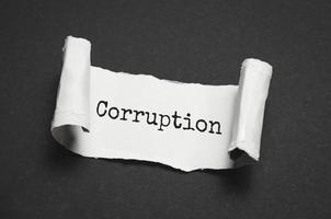trasiga bitar av svart papper med ordet korruption. foto