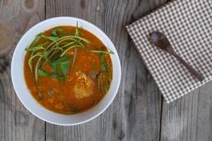 sur soppa gjord av tamarindpasta med fiskrogn foto