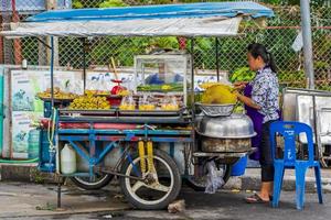 huai khwang bangkok thailand 2018 jackfruit på ett gatumatställ i bangkok thailand. foto