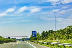 körning på den tyska motorvägen från Tyskland till Nederländerna. foto