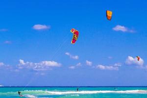 playa del carmen quintana roo mexico 2021 vattensport som kitesurfing kiteboarding wakeboarding playa del carmen mexico. foto