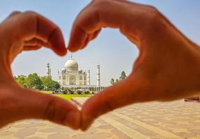 symbol för kärlek med hjärta från händer taj mahal indien. foto