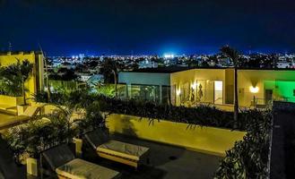 stadsbild karibiska havet strand natt panoramautsikt playa del carmen. foto