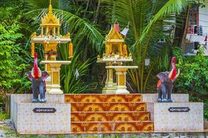 buddha statyer figurer stupor gyllene heliga helgedomar koh samui thailand. foto