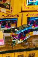 ratchatchewi bangkok thailand 2018 vackra färgglada tuk tuk souvenirer i souvenirbutik bangkok thailand. foto