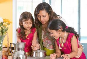 indisk familjmatlagning foto