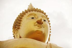 buddha staty i pubic tempel i thailand. isolerad på vit bakgrund. foto