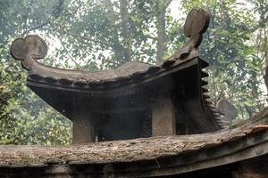 brinnande papper i stupasten med damm och rök foto