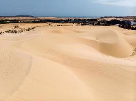 Flygfoto över bruna slingrande sanddyner i muine foto