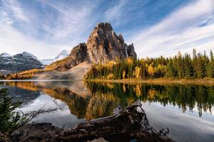 soluppgång på sunburst sjö med mount assiniboine i höst skog på provinsparken foto