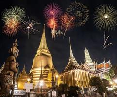 fyrverkerifirande vid wat phrasrirattana sasadaram smaragdbuddhas tempel, wat phra kaeo på natten i bangkok, thailand foto