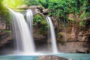 resa till det vackra vattenfallet i djup skog, mjukt vatten i bäcken i naturparken vid Haew Suwat vattenfallet i Khao Yai National Park, Thailand foto