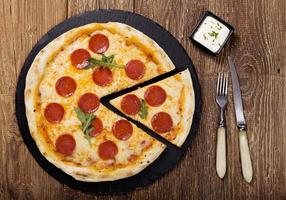 pizza peperoni på plattan foto