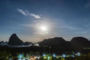 vacker samet nangshe utsiktspunkt med Andamansjön i phang nga-bukten på natten med månen, nära phuket, thailand i reseresa och semestersemester, lång exponering med spannmål. foto