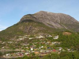 den lilla byn eidfjord i den norska hardangerfjorden foto