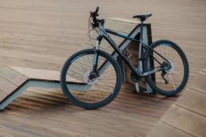 cykel fast utrustning i stadsmiljö. sommar sport cykel utomhus. transport och pendling koncept. fart och racing. mountainbike foto