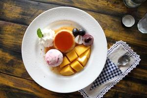 glass med pudding och frukt