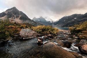 montera assiniboine med vatten som rinner i gyllene vildmark vid provinsparken foto