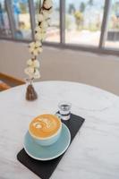 kopp varmt cappuccino kaffe på bordet foto