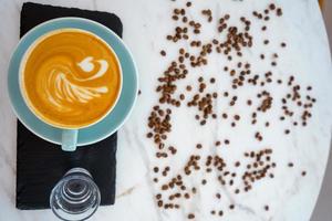 kopp varmt cappuccino kaffe på bordet foto