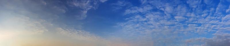 färgglad vertikal himmel med moln på en solig dag. foto