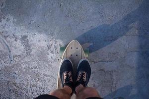 fötter på en skateboard foto