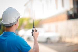 byggnadsingenjörer använder radiokommunikation för att beställa arbete. foto