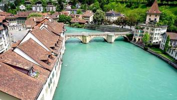 historiska gamla stan stad och grönt färskt flodlandskap i bern, schweiz foto