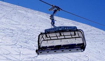 tom linbana för skidor på nära håll på snöbergen titlis foto