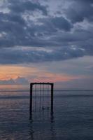 landskap av exotiska tropiska paradis svänger över dramatisk himmel foto