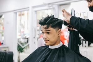 frisören rakar konsumentens hår med klippmaskin foto