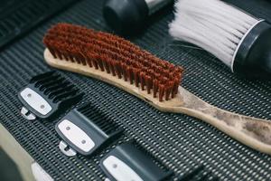 olika hårstylingverktyg på barbershopbordet foto