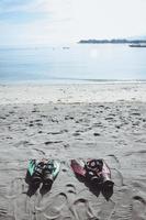 snorkelutrustning på sandstranden, avlägsna tropiska stränder och länder. resekoncept foto