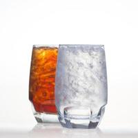 mousserande cola dricker vit soda isolerad foto
