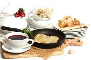 hemlagad pierogi (ravioli) och klar röd borscht foto