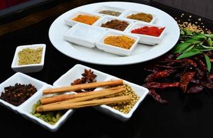 indiska och matlagningskryddor foto