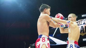 bangkok thailand 11 november 2018. oidentifierad thailändsk och utländsk kickboxning foto