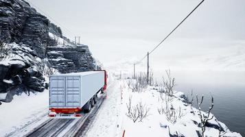 röd lastbilstransport med container på vinterväg foto