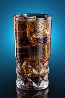kall cola i ett glas foto