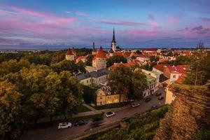 utsikt över gamla stan i Tallinn, estland under en färgglad solnedgång foto