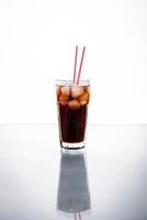 cola i glas med isrött rör foto