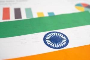 Indien flagga på graf bakgrund, affärs- och finanskoncept. foto