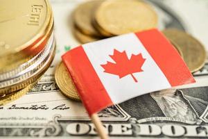 hög med mynt pengar med Kanadas flagga, finans bankkoncept. foto