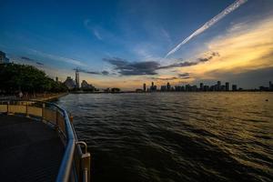 kväll vid hudson river greenway foto