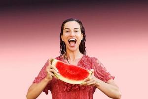 glad kvinna som håller en bit skivad vattenmelon. sommar koncept foto