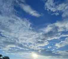 natur himmel bakgrund molnigt den stora blå himlen och molnen. blå himmel bakgrund med små moln natur. gratis foto